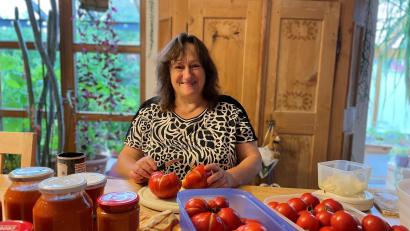 Bild: Büro Schieder
Marianne Schieder, SPD-Bundestagsabgeordnete, kocht aus den Tomaten aus ihrem Gemüsegarten Tomatensugo. Er darf auch mit nach Berlin..
