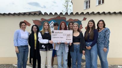 Bild: Michaela Starke/exb
Christina Neiß vom Kinderpalliativteam und die Schüler der Abschlussklasse mit ihrer Klassenleitung Martina Wagner (von links).