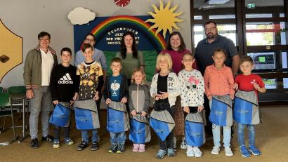 Bild: VG Schönsee/exb
Sowohl die Grundschüler als auch die Kindergartenkinder erhielten von der Verwaltungsgemeinschaft Turnbeutel.