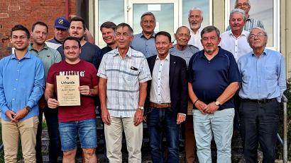 Bild: R. Kreuzer
Die neue Vorstandschaft mit den Geehrten des TSV Neunkirchen. Neuer Vorsitzender ist Thomas Dendorfer (1. Reihe, Vierter von rechts). Nach 25 Jahren scheidet als Vorsitzender Edmund Geber (Zweiter von rechts) aus.