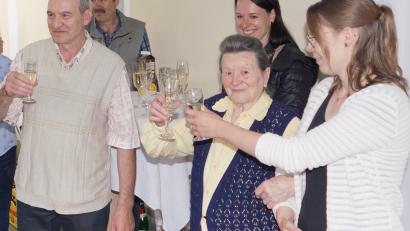 Bild: fvo
Mit einem selbstverständlich alkoholfreien Getränk stoßt Maria Beierl – die Lindnermühlnerin – voller Freude (Mitte) zusammen mit den vielen Geburtstagsgästen und ihrer Familie zum 100. Geburtstag an.