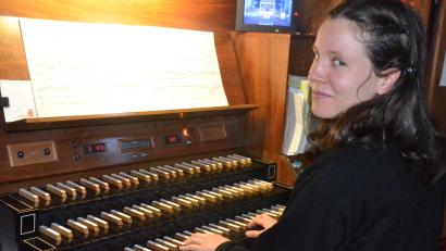 Bild: Kunz
Anna-Magdalena Bukreev spielt an der Eisenbarthorgel von St. Josef. in Weiden.