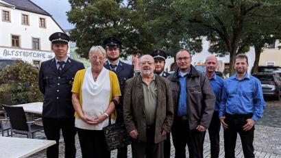 Bild: Feuerwehr Hermannsreuth/exb
Viele Glückwünsche zum Geburtstag erhielt Gerhard Bock (Mitte) zum 75. Geburtstag. Im Bild: (von links) Vorstand Christian Weigl, Ehefrau Waltraud Bock, Vorstand Thomas Grillmeier, Jubilar Günter Bock, Kommandant Manuel Gleißner, Siedlerbund Vorstand Andreas Benesch, Thomas Friedrich, Wolfgang Weber.
