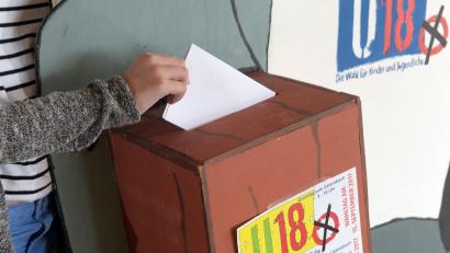 Symbolbild: Stefan Puchner
Jugendliche gibt bei U18-Wahl ihre Stimme ab.