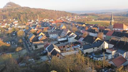 Archivbild: ow
In Neustadt am Kulm sind die Pflasterarbeiten auf dem Marktplatz im Moment die größte Baustelle.