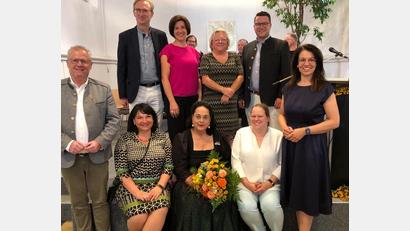 Bild: Schönhammer/exb
Oberbürgermeister Andreas Feller (vorne, von links), FU-Bezirksvorsitzende Barbara Gerl, Festrednerin Dr. Sissy Thammer, Kreisvorsitzende Jenny Lehmer, MdB Martina Englhardt-Kopf sowie Alexander Flierl (hinten. von links), Kreisbäurin Sabine Schindler, Ortsvorsitzende Sonja Dietl und Matthias Meier
 feierten mit der FU Jubiläum.
