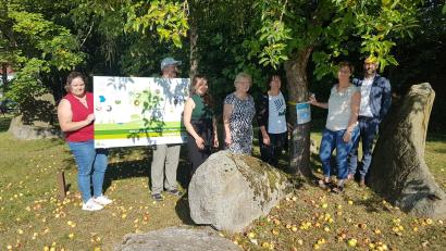 Bild: gi
Einzelne Obstbäume der Gemeinde tragen ab sofort ein gelbes Band. Dort darf von Jedem Obst geerntet werden. Beim Ortstermin stellt Bürgermeister Armin Bulenda (rechts) die Aktion vor.