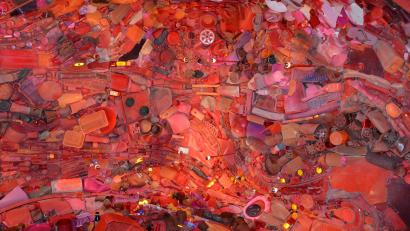 Bild: jr
Bemerkenswert dieses Kunstwerk „Rotraum“, wo Treibgut und Kunststoff als Installation und alles in Rot zu bewundern sind.