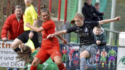 Archivbild: Hubert Ziegler
Anna Luschner (rotes Trikot, Szene aus einer Partie gegen Schwaben Augsburg) brachte den TSV Theuern beim 2:1-Erfolg in Frauenbiburg mit 1:0 in Führung.