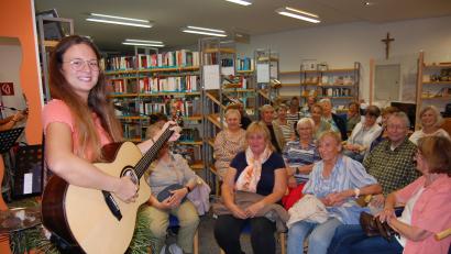 Bild: sm
Ramona Schutz (links) begeistert in der Neustädter Stadtbibliothek mit der Vorstellung ihres neuen Buches.