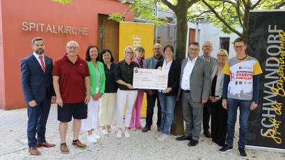 Bild: Matthias Walk/exb
Eine Spende über 3000 Euro wurde an die Johanniter für das Bruder-Gerhard-Hospiz in Schwandorf übergeben.