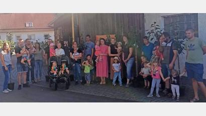 Bild: Gassner/exb
Insgesamt zehn Setzlinge überreicht der Gartenbauverein Dieterskirchen den frischgebackenen Eltern für ihren Nachwuchs.