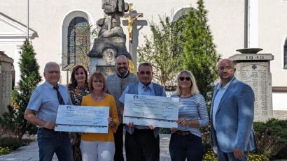 Bild: Soldaten und Reservistenkameradschaft Pfreimd /exb
Erwin Strehl (links), Gerhard Gschrey (Mitte), Dieter Strehl (Fünfter von links) und Josef Albang (rechts) überreichten Zweiter Bürgermeisterin Johanna Mertins (Zweite von links) , Gabi Schönberger (Dritte von links) und Daniela Kielhorn (Sechste von links) die Spendenschecks.