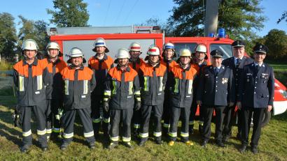 Bild: jr
Im Bild die erfolgreichen Brandschützer der Feuerwehr Groschlattengrün mit den Schiedsrichtern.