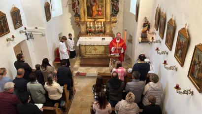 Bild: dob
Pfarrvikar Ronald Liesaus feiert mit der Dorfbevölkerung in der altehrwürdigen Kirche das Patrozinium St. Matthäus.
