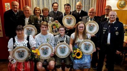 Bild: R. Kreuzer
Den Gewinnern der Scheiben in acht Disziplinen gratulieren Gauschützenmeister und Ehrengäste.