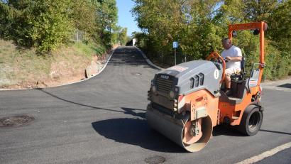 Bild: bey
Die Asphaltierungsarbeiten am Kristallweg und der Sonnenstraße sind abgeschlossen. Ab 30. September sind beide Straßen für den öffentlichen Verkehr wieder benutzbar.