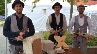 Bild: jr
Handwerker des Naturdorfs Bärnau und der Bauhütte Bärnau präsentieren bei der zweiten Bärnauer Handwerks- und Ausbildungsmesse traditionelles Werkzeug und alte Baustoffe, die für den modernen Bau verwendet werden.