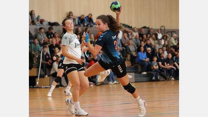 Bild: Dieter Jäschke
Vanessa Szameitat in Aktion: Die Handballerinnen der HSG Weiden siegten trotz mäßiger Leistung mit 28:25 gegen den ESV Regensburg III.