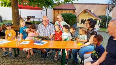 Bild: lg
Lesepate Heinz Weigl zeigt seiner jungen Zuhörerschaft auch die ansprechenden Illustrationen des abenteuerlichen Bilderbuchs.