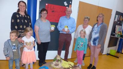 Bild: hme
Dank der Serenade gabs eine Spende: Marion Eitel (links) nimmt den Anteil für den Kindergarten entgegen, Petra Kick (rechts) den Anteil für die Evangelische Kirchengemeinde.