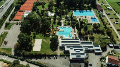 Luftbild: Stadt Nabburg/Eger Robert /exb
Der Bauausschuss des Kreistags hält an den Planungen für ein Ganzjahresbad in Perschen fest, auch wenn die Kosten wohl deutlich höher liegen, als zunächst angenommen.