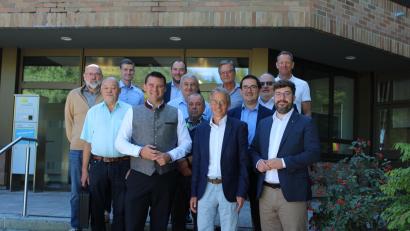 Bild: Landratsamt Schwandorf/exb
Landrat Thomas Ebeling mit den Verkehrsunternehmern und Verwaltungsmitarbeitern nach dem Gespräch zur Lage des ÖPNV.