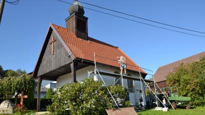 Bild: gi
Nach der Dacherneuerung beseitigen die Rückersriether das Baugerüst an der Dorfkapelle.