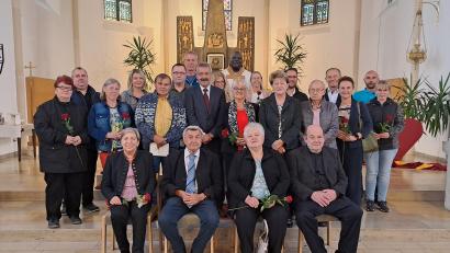 Bild: hok
Die Jubelpaare, die vor 10, 15, 20, 25, 30, 40 und 50 Jahren vor Gott den Bund der Ehe geschlossen haben, feiern mit Pfarrvikar Robert Amandu einen Gottesdienst.
