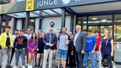 Bild: Stadt Schwandorf/exb
Stadtpfarrer Christian Kalis (Fünfter von rechts) übergab den Erlös aus der Kollekte des ökumenischen Bürgerfest-Gottesdienstes an den Schwandorfer Jugendtreff K3.