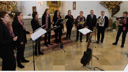 Bild: le
Mit Chorleiterin Elisabeth König (rechts) erobert die Chorgemeinschaft "CantArt" die Herzen der über 100 Besucher beim Konzertabend am Sonntag in der Pfarrkirche St. Johannes der Täufer.