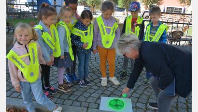 Bild: jr
Pensionärin Doris Czerwik spritzt einen grünen Punkt auf einen Gehsteig im Ortskern von Konnersreuth, von wo aus eine sichere Überquerung der Straße und damit ein gefahrloser Weg zur Schule möglich ist.