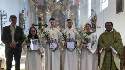 Bild: ct
Mit Urkunde, Rose und Gutschein verabschieden Pater Robin Xavier (rechts) und (von links) Mesner Werner Rieger Amelie Winkler, Fabian Kohl, Jonas Dotzler und Lea Kohl aus dem Ministrantendienst.