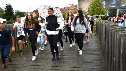 Bild: ubb
Alle 228 Schüler der Johann-Andreas-Schmeller-Mittelschule in Tirschenreuth liefen für den guten Zweck. Den Benefizlauf für das Projekt „Ein-Dollar-Brille“ organisierte die Schule in Zusammenarbeit mit dem Lions-Club Tirschenreuth.