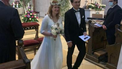 Bild: Eva Fischer/exb
Anne (geborene Fischer) und Benedikt Beigl konnten die strengen Auflagen wegen Corona nicht abschrecken. Nach der standesamtlichen Hochzeit vor einem Jahr ließen sie sich heuer am 13. Juni in Nabburg trauen. Die große Feier mit 120 Gästen im Jugendwerk musste allerdings ausfallen.
