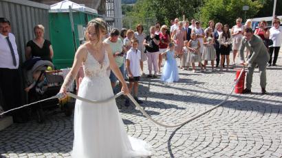 Bild: kro
Alicia und Christian Trießl hatten nach der Trauung einen Einsatz an der Wasserspritze.
