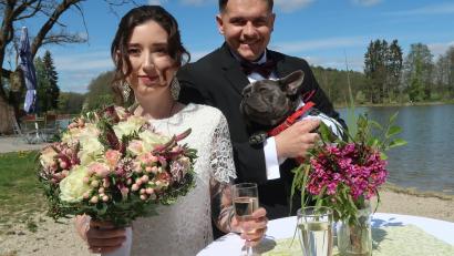 Bild: Kunz
Eine einsame Hochzeit ohne Gäste in Zeiten der Corona-Krise feierten Sarah und Ryan Longnecker in Weiden mit "Barclay", der französischen Bulldogge.