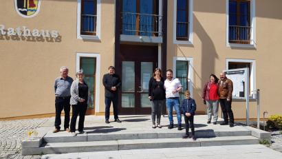 Bild: Houschka
Nur die engsten Angehörigen dürfen mit dabei sein, wenn es zur Hochzeit im Tief der Corona-Pandemie kommt: In der Mitte das Brautpaar Sabrina Uebel und Ingo Weiner, links daneben der die standesamtliche Trauung vollziehende Bürgermeister Christian Ziegler. Auch für das Erinnerungsfoto vor dem Rathaus war vorgegeben: „Abstand halten!“