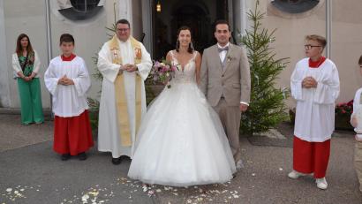 Bild: gi
Annalena Kraus aus Vohenstrauß und Bernhard Ring aus Etzgersrieth haben in der Kirche St. Georg in Etzgersrieth geheiratet. Pfarrer Udo Klösel traute das junge Paar.