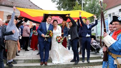 Bild: mef
Wehende Fahnen gab es für das Brautpaar von ihren „Flosser Adlern“.