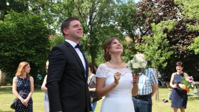 Bild: flk
Als Zeichen der Liebe lassen Braut Marlies Bauer und Bräutigam Hannes Haasmann Luftballons in den Himmel steigen.