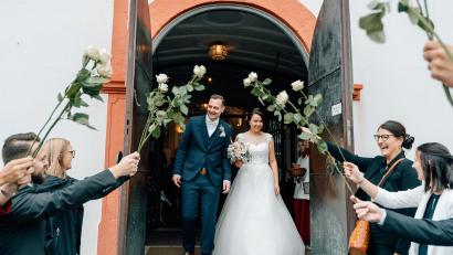 Bild: kro
Michaela und Christian Köllner beim Verlassen der Stadtpfarrkirche. Arbetskollegen der IGZ standen Spalier.