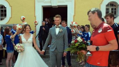Bild: wku
Das Brautpaar nimmt die Glückwünsche von Martin Lederer (rechts) im Namen des Königsteiner Sportvereins entgegen.