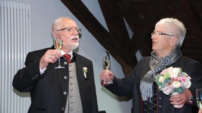 Bild: enz
Elfriede Hannawald-Fastner und Rudolf Hannawald sangen nach der Trauung ein Ständchen für den Standesbeamten Martin Rosner.