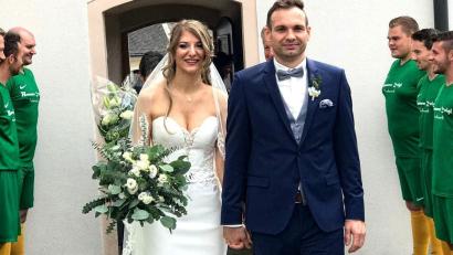 Bild: exb
Nach der Trauung warteten die Fußballer des ATSV Tirschenreuth auf Dominik und Sabrina Schnabl.