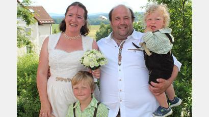 Bild: nis
Den Ehebund schlossen Nicole und Martin Bauer. Das Bild zeigt sie mit ihren Söhnen Dominik und Valentin.