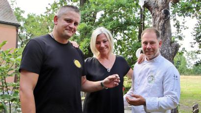 Bild: Thomas Dobler
Der entscheidende Moment: Silwester Raczy (links) händigt am Donnerstag den verlorenen und wiedergefundenen Ehering an dessen Eigentümer, den Gastwirt Gregor Bodensteiner, aus. Auch Gattin Sibylle Bodensteiner strahlt.