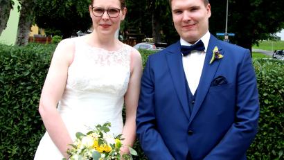 Bild: ds
Das Brautpaar Vanessa und Johannes Thoma nach dem Jawort in der Ulrichskirche..