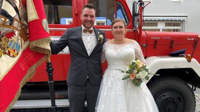 Bild: mld
Fürs Hochzeitsfoto nehmen Tobias und Franziska Schimetscheck die von der Braut selbstgenähten Mund/Nasenmasken ab.