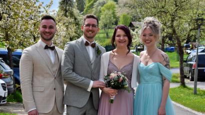 Bild: wku
Jessica Strobel und Stefan Schmid (Mitte) mit ihren Trauzeugen Lukas Kohl (links) und Lilian-Christin Kurz (rechts).